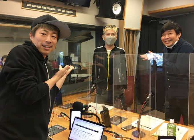 文化放送のニュース番組「ロンドンブーツ1号2号田村淳のNews　CLUB」に出演した、左から田村淳、田村亮、砂山圭大郎アナウンサー（文化放送提供）