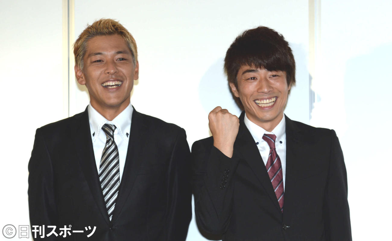 ロンドンブーツ1号2号の田村淳（右）、田村亮（2013年9月17日撮影）