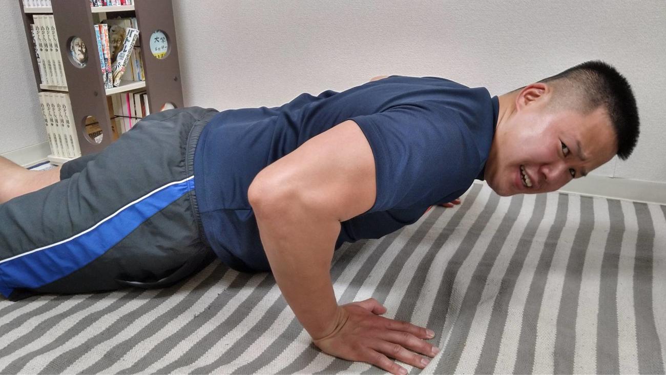 自宅で筋トレに励むラグビー芸人のしんや（本人提供）