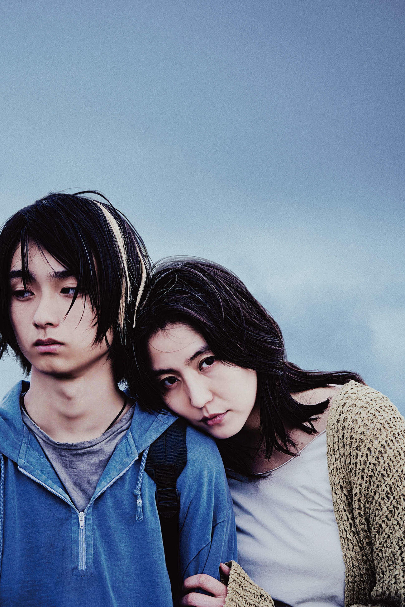 映画「MOTHER　マザー」。奥平大兼（左）は、長沢まさみの息子役でデビュー