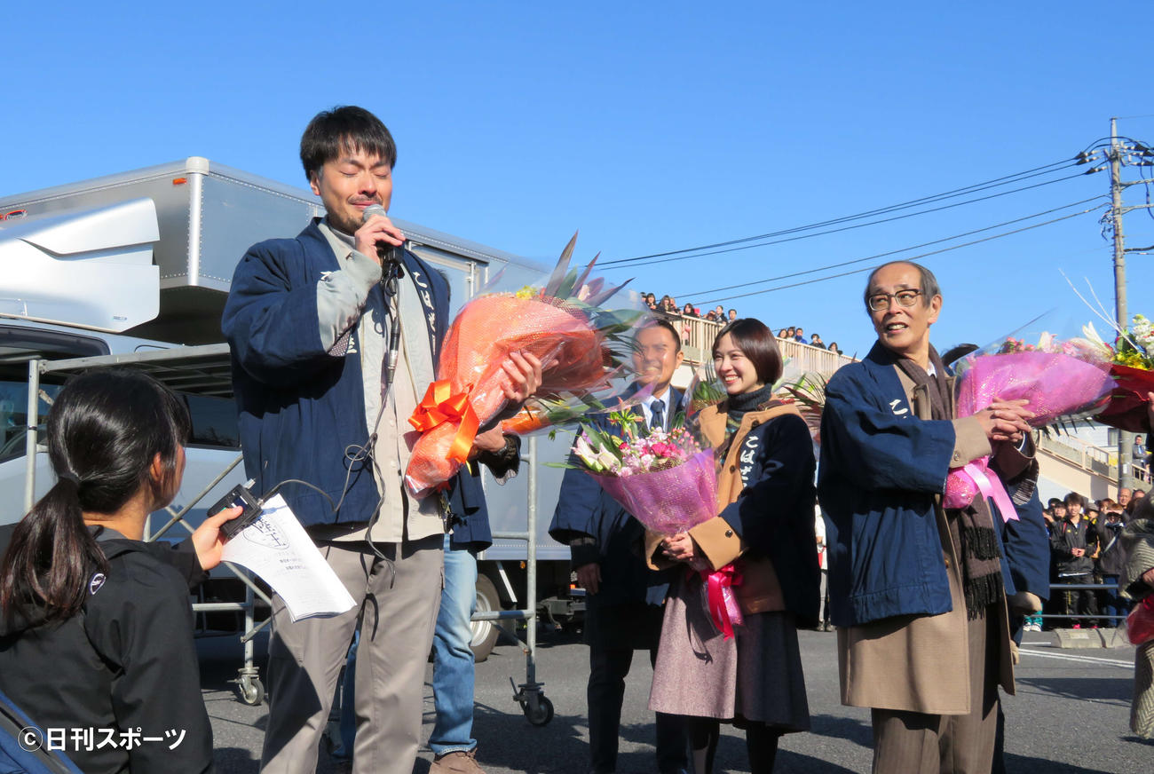「陸王」クランクアップ後のあいさつで涙する内村遥（左から2人目）を、温かいまなざしで見詰める志賀廣太郎さん（2017年12月22日撮影）