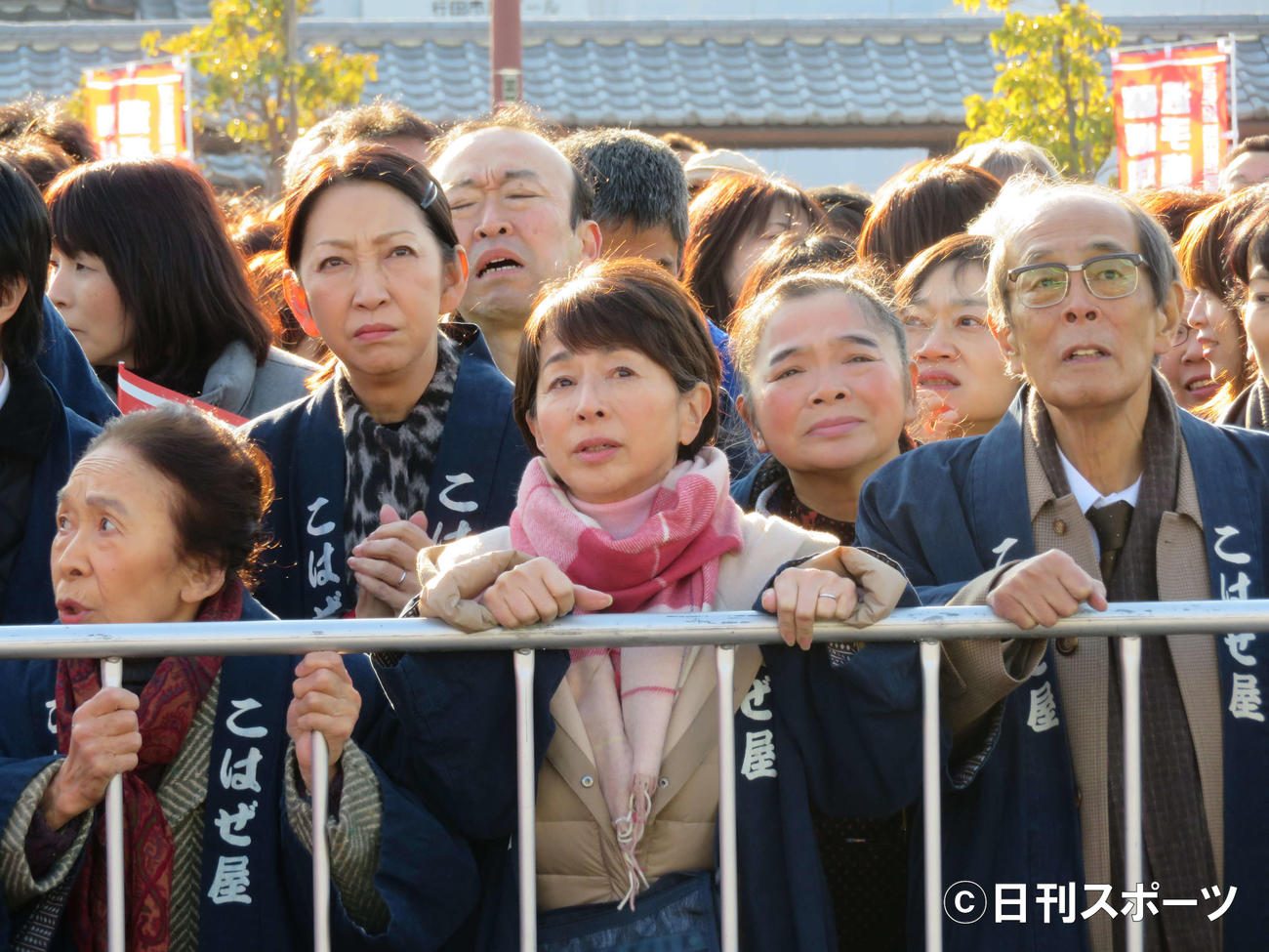 「陸王」で応援シーンを演じた志賀廣太郎さん（左から5人目）左から正司照枝、春やすこ、阿川佐和子、上村依子（2017年12月22日撮影）