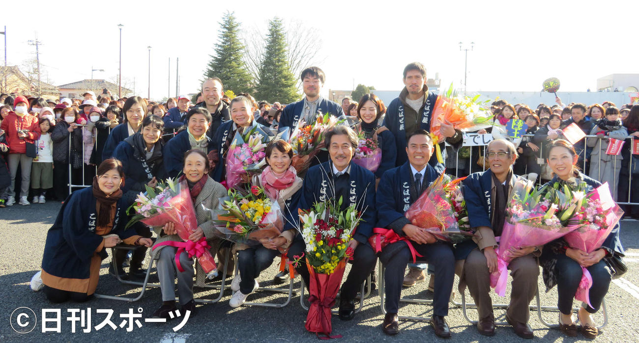 「陸王」クランクアップ後に3000人超のエキストラと記念撮影する志賀廣太郎さん（前列左から6人目）ら俳優陣。前列左2人目から正司照枝、阿川佐和子、役所広司、市川右団次、1人おいて春やすこ、後列左5人目から上村依子、内村遥、吉谷彩子、天野義久（2017年12月22日撮影）