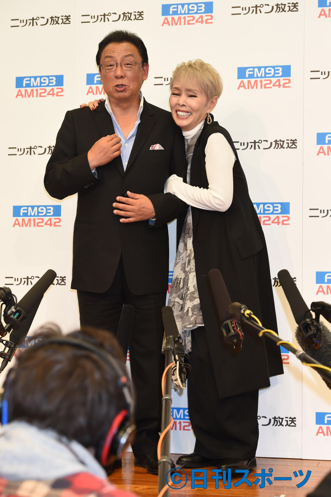 復帰会見に駆けつけた梅沢富美男に笑顔を見せる研ナオコ（2017年4月28日撮影）