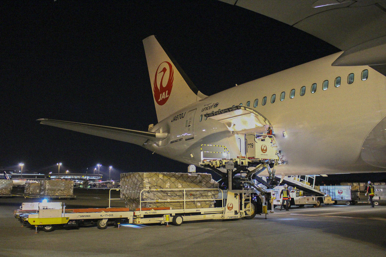 成田空港に到着した支援物資が運ばれる