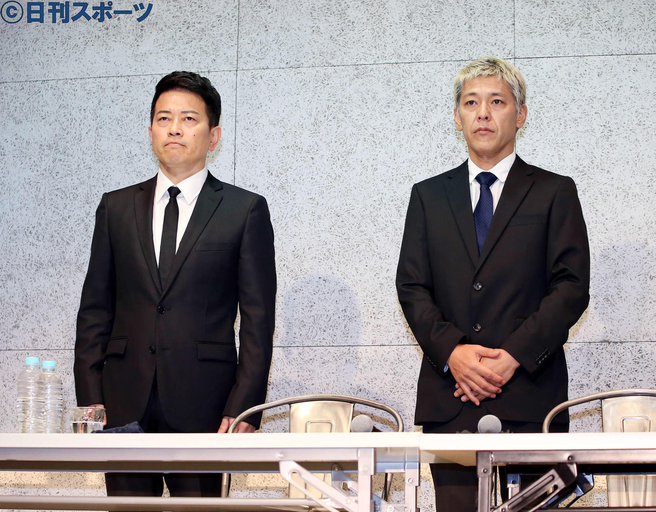 闇営業問題で謝罪会見に臨む雨上がり決死隊の宮迫博之（左）とロンドンブーツ1号2号の田村亮（2019年7月20日撮影）