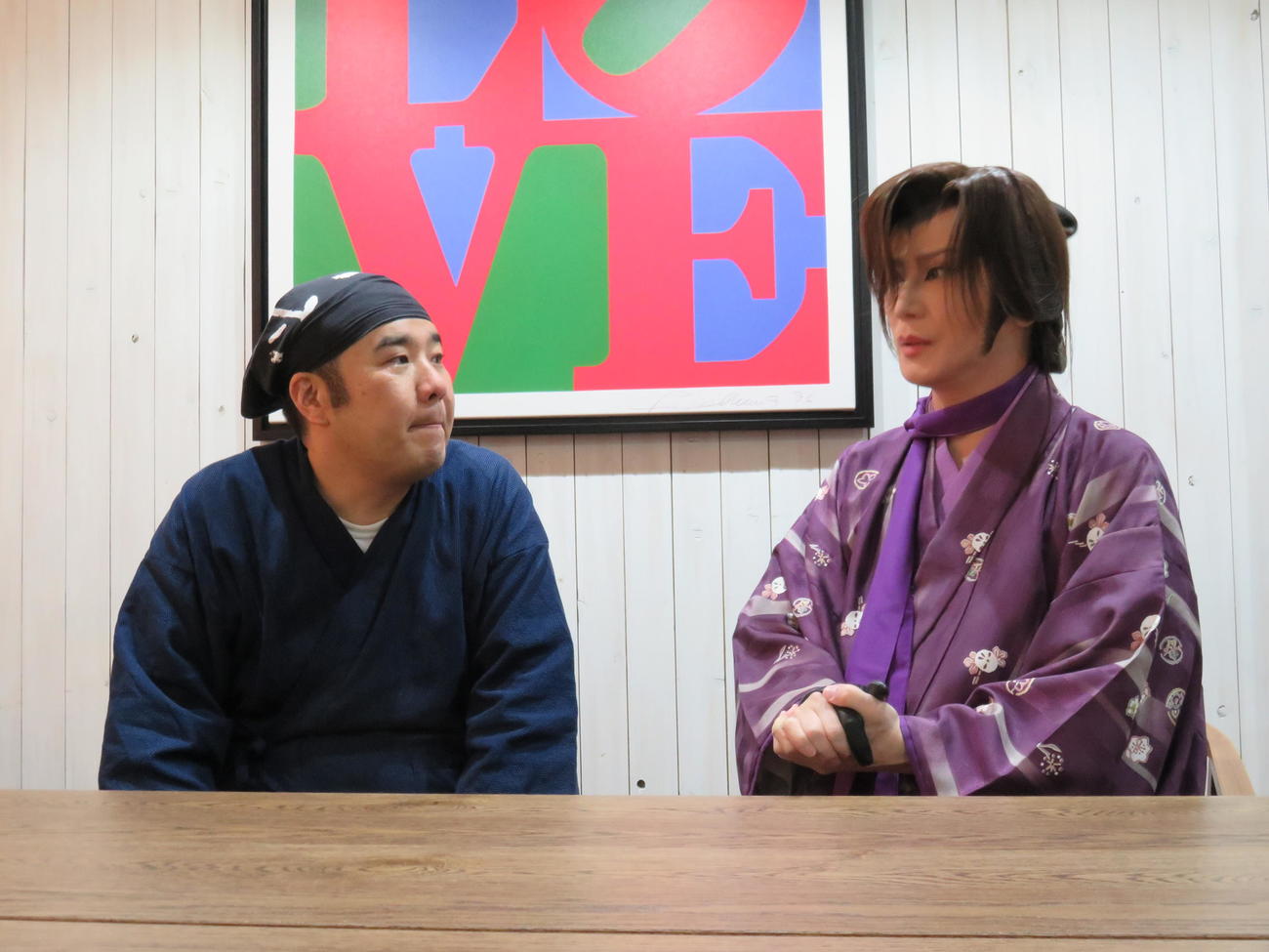 インパルス堤下敦（左）のYouTubeチャンネル「堤下食堂」にゲスト出演した京本政樹