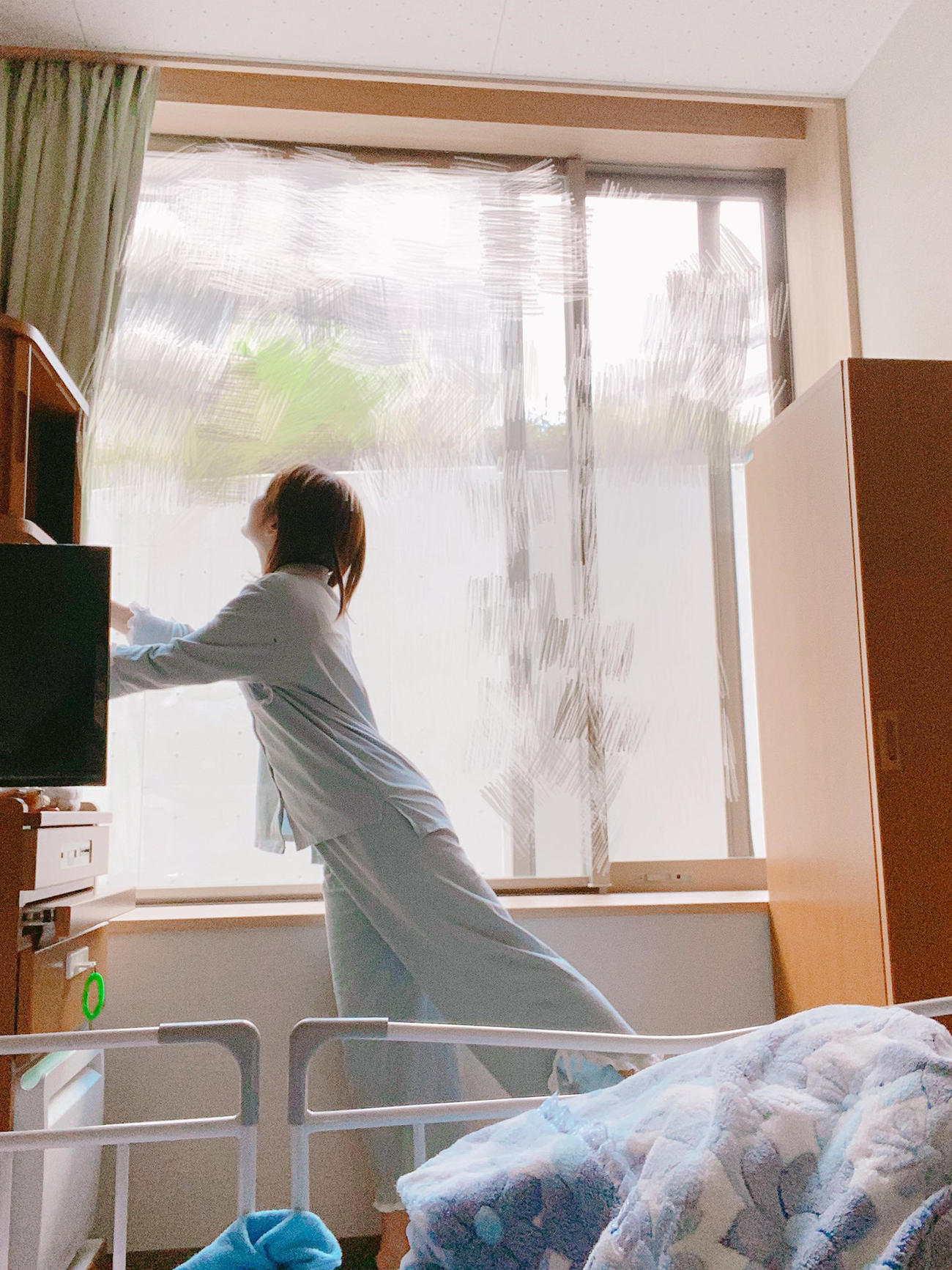 退院日に病室のカーテンを開けるソラ豆琴美（本人提供）