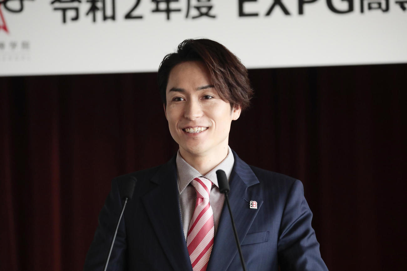 学長を務める「EXPG高等学院」のオンライン入学式であいさつするEXILE　TETSUYA