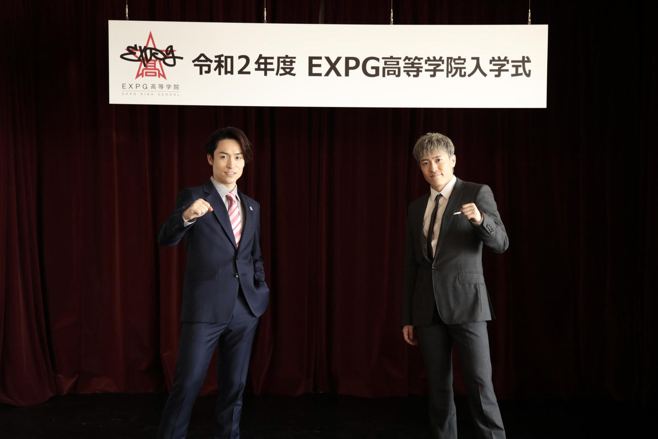 「EXPG高等学院」のオンライン入学式を行ったEXILE　TETSUYA（左）とGENERATIONS中務裕太
