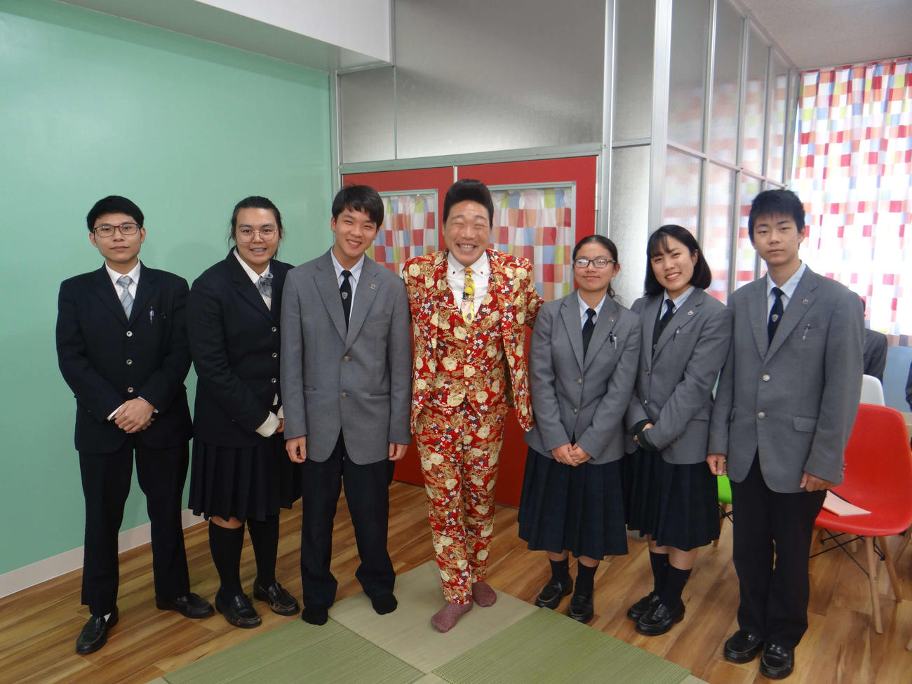 「世界！ニッポン人養成所」でタイの中学校を訪問したみやぞん（中央）