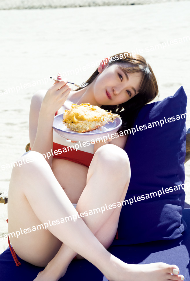 堀未央奈セカンド写真集「いつかの待ち合わせ場所」のポストカード。パスタを食べている様子を収めた