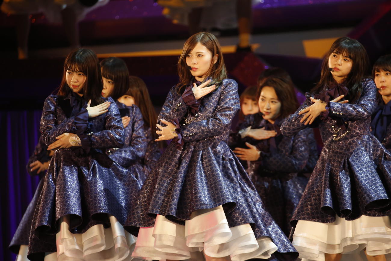 17年11月の初の東京ドーム公演で「インフルエンサー」をパフォーマンスする乃木坂46。手前左から西野七瀬、白石麻衣、齋藤飛鳥