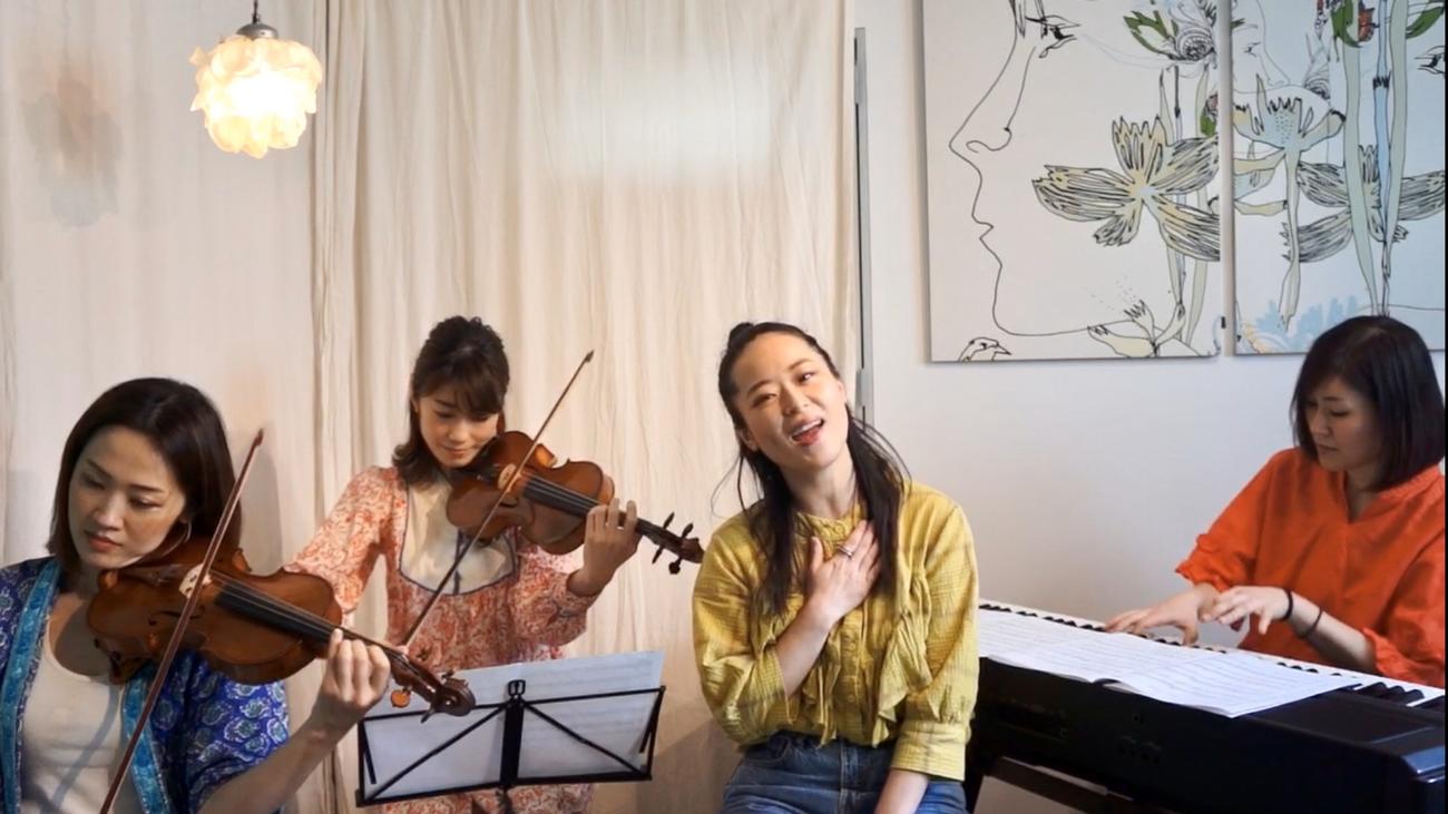 演奏する「音のわ堂」のメンバーたち。左から徳永希和子、中島知恵、西島梢、小沢寿子
