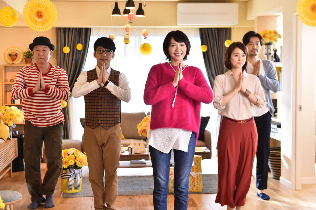 「逃げるは恥だが役に立つ」で恋ダンスを踊る新垣結衣（中央）星野源（左から2人目）ら（C）TBS