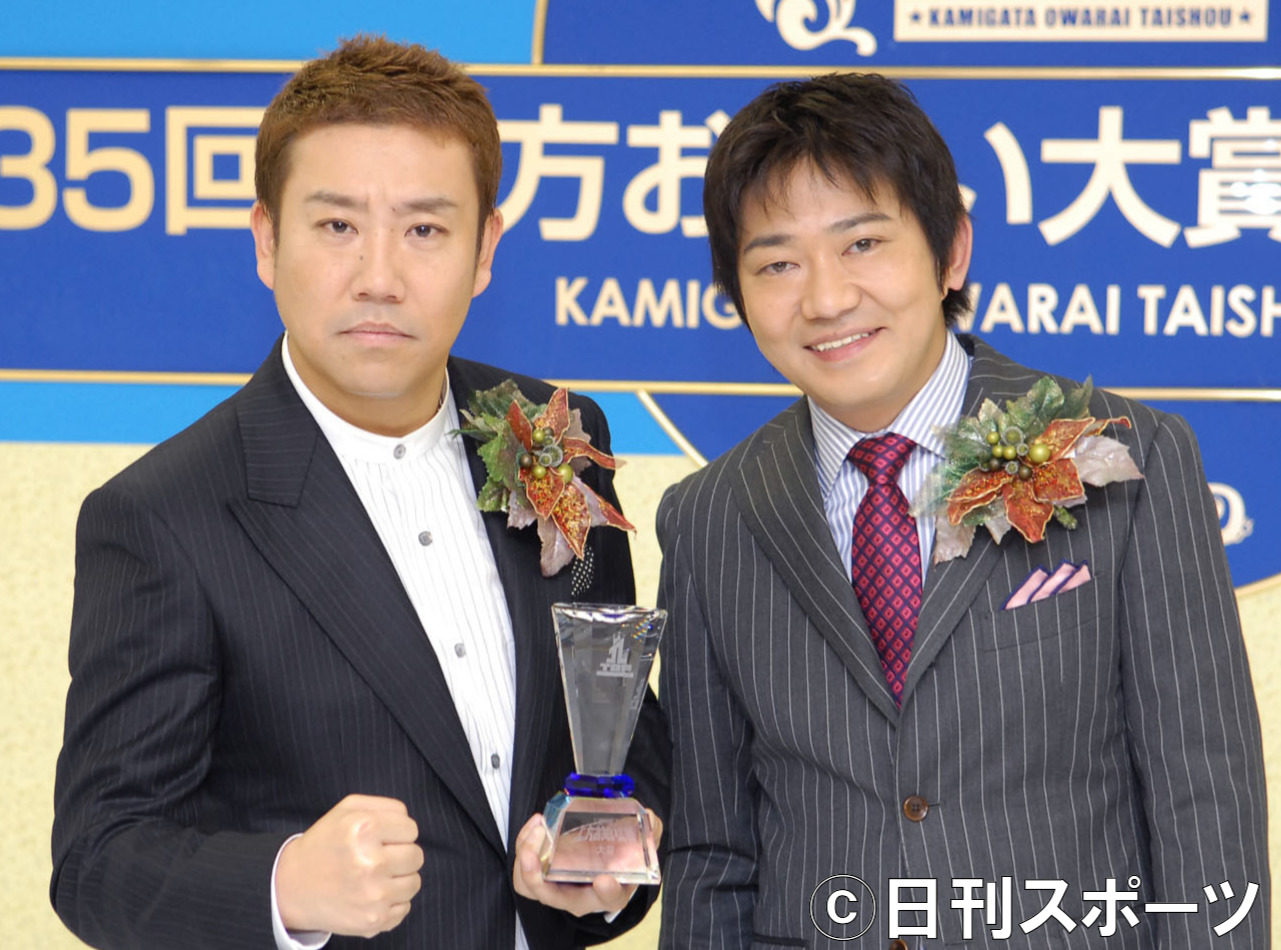 上方お笑い大賞受賞のメッセンジャー黒田（右）とあいはら（2006年12月16日撮影）