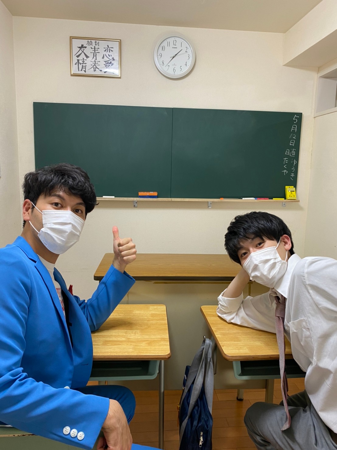 実家の一室に教室を制作したお笑いコンビ、土佐兄弟