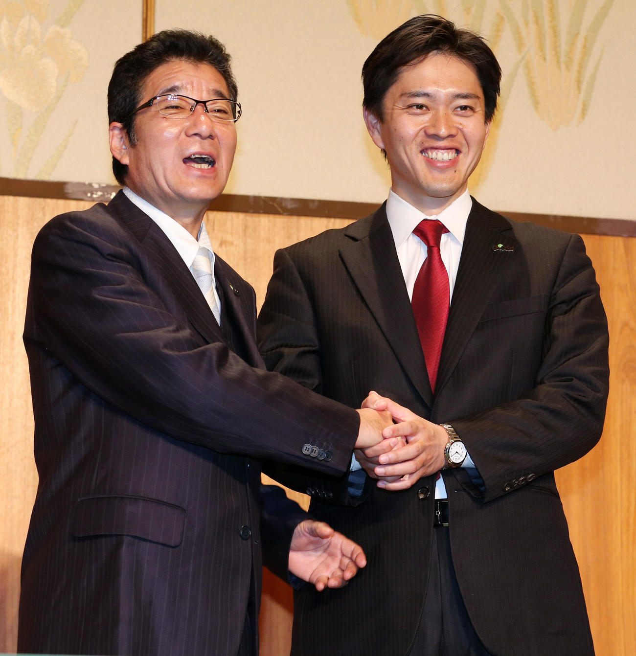 大阪市長選に初当選した吉村洋文氏（右）と大阪府知事選で再選した松井一郎氏はガッチリ握手（2015年11月22日撮影）