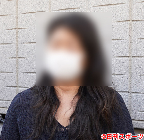 暴行容疑で現行犯逮捕されたボビー・オロゴン容疑者の自宅門前で報道陣に対応する妻（一部加工＝撮影・佐藤成）