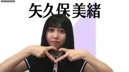 オンライン会見でポーズをとる乃木坂46矢久保美緒