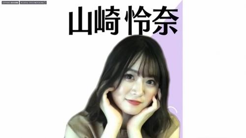 オンライン会見でポーズをとる乃木坂46山崎怜奈