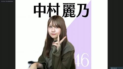 オンライン会見でポーズをとる乃木坂46中村麗乃