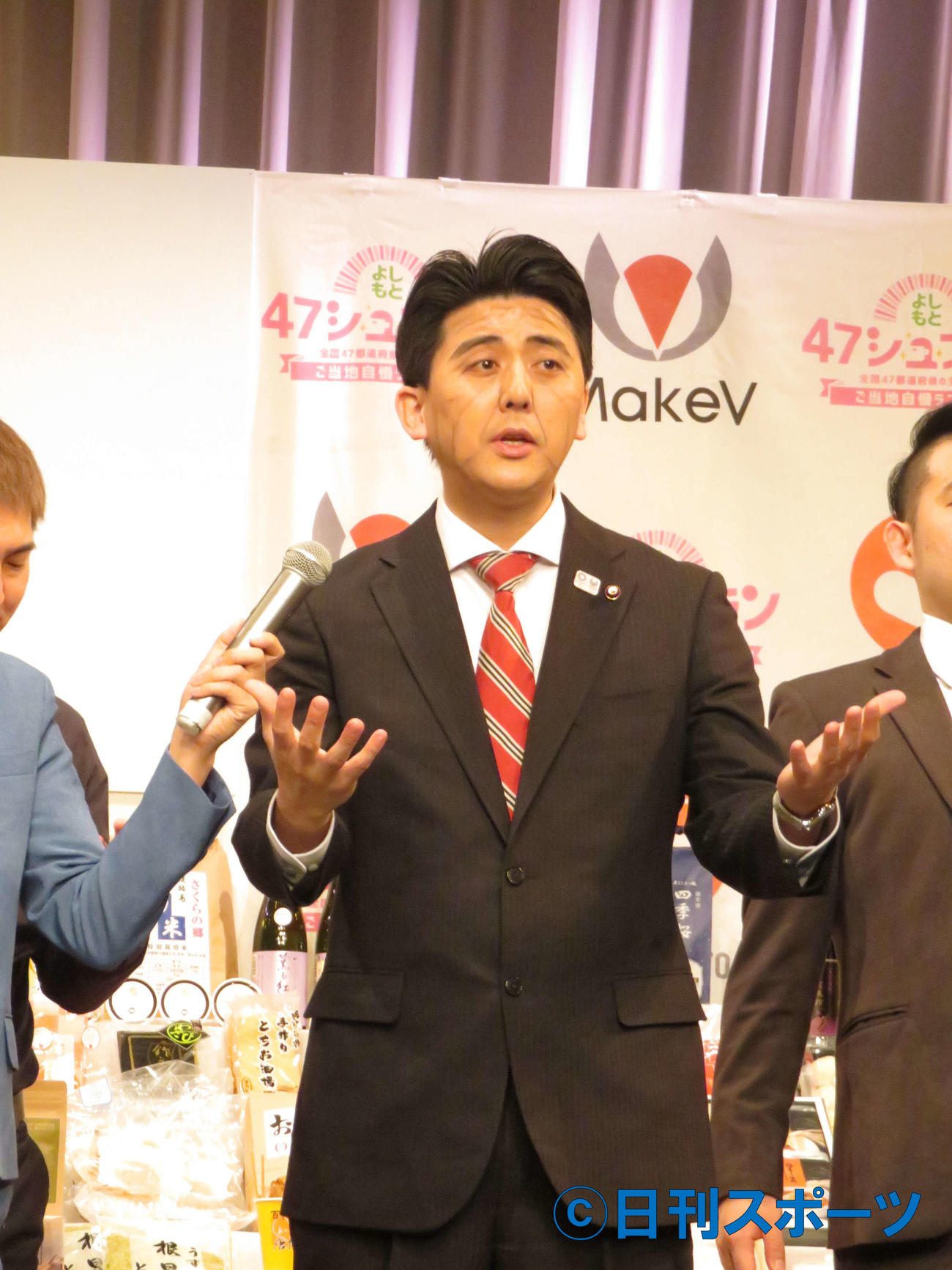 安倍首相のものまねをするビスケッティ佐竹正史（2018年3月12日撮影）