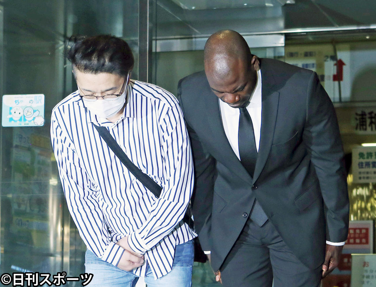 浦和署から釈放され、報道陣の前で関係者とともに謝罪をするボビー・オロゴン（撮影・狩俣裕三）