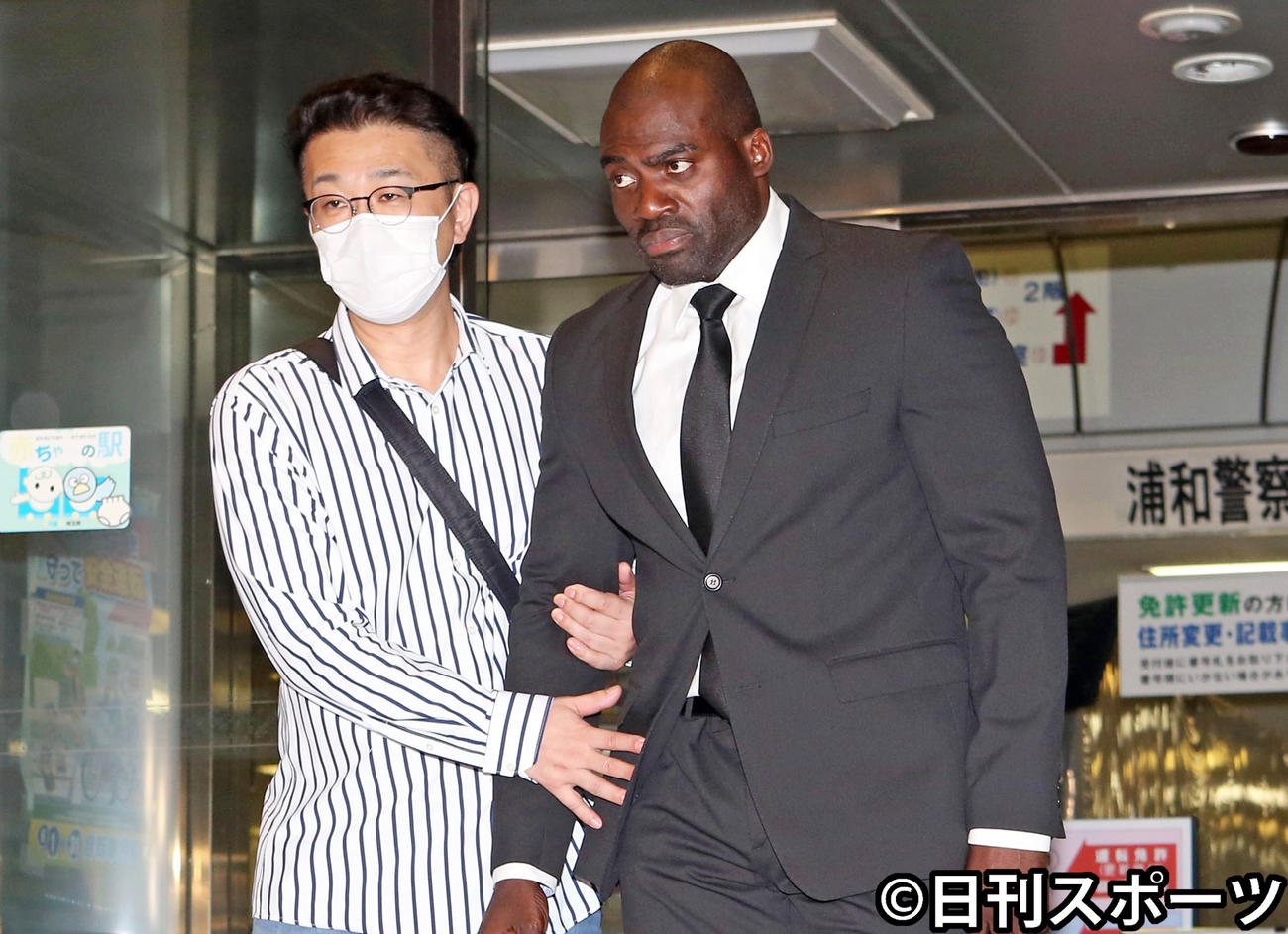 浦和署から釈放され、報道陣の前で関係者といっしょに謝罪をするボビー・オロゴン（撮影・狩俣裕三）