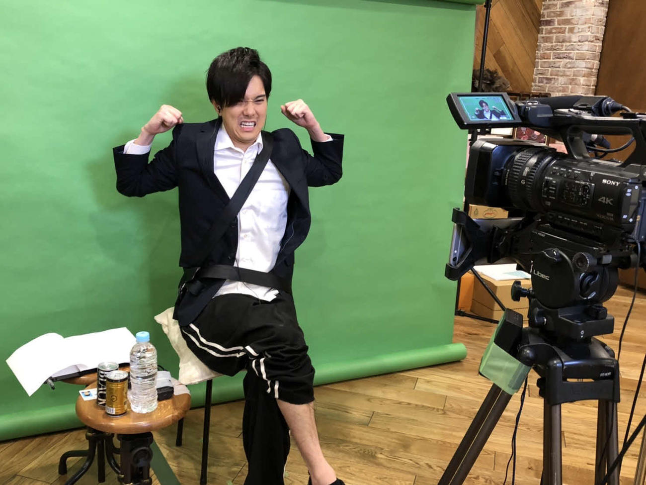 配信チャンネル「ボイメン☆ドライブ」で、リモートドラマの撮影を行う水野勝。リモートドラマらしく、ズボンはジャージーとなっている（C）FORTUNE　ENTERTAINMENT