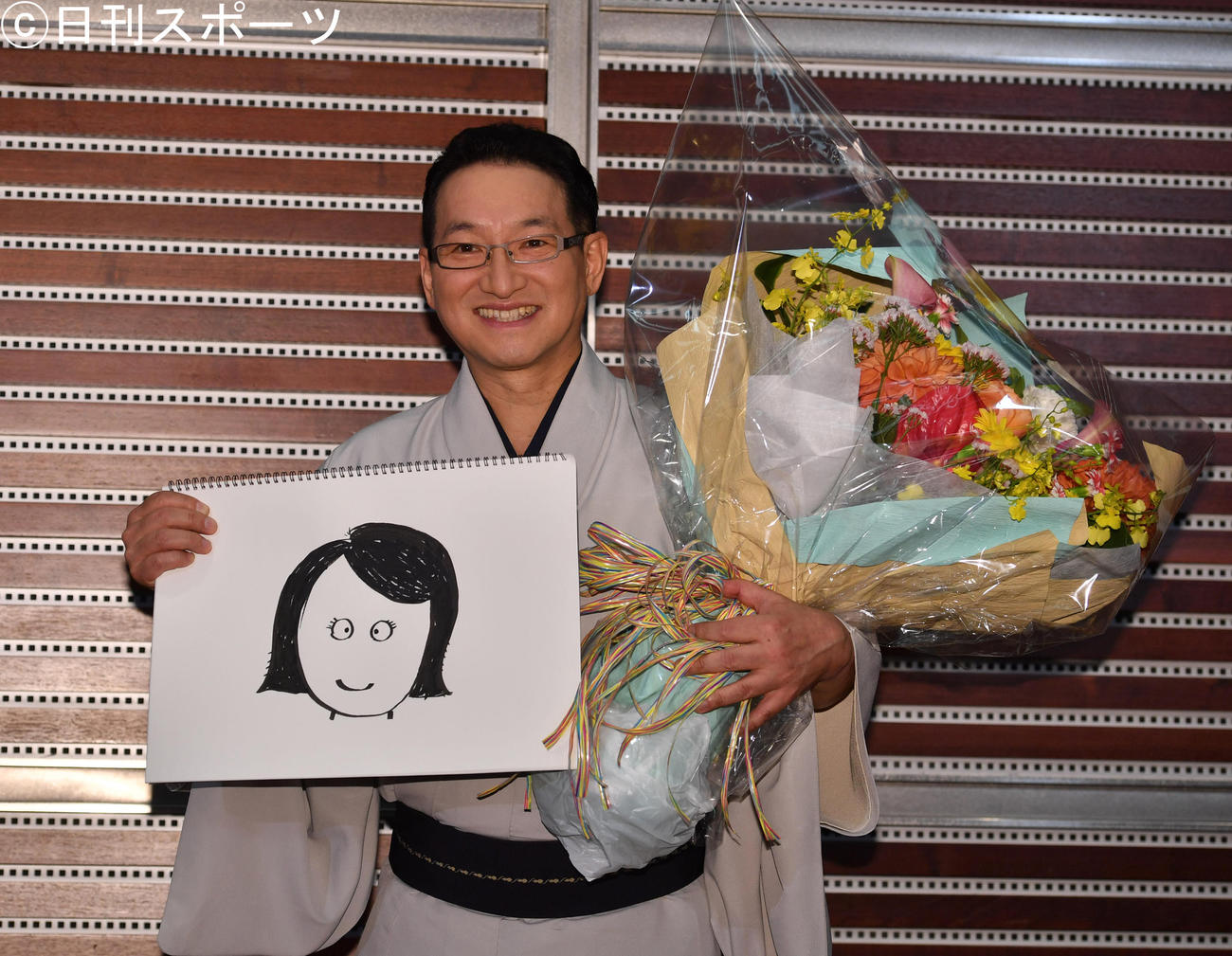 結婚相手のイラストを手に会見する春風亭昇太（2019年6月30日撮影）