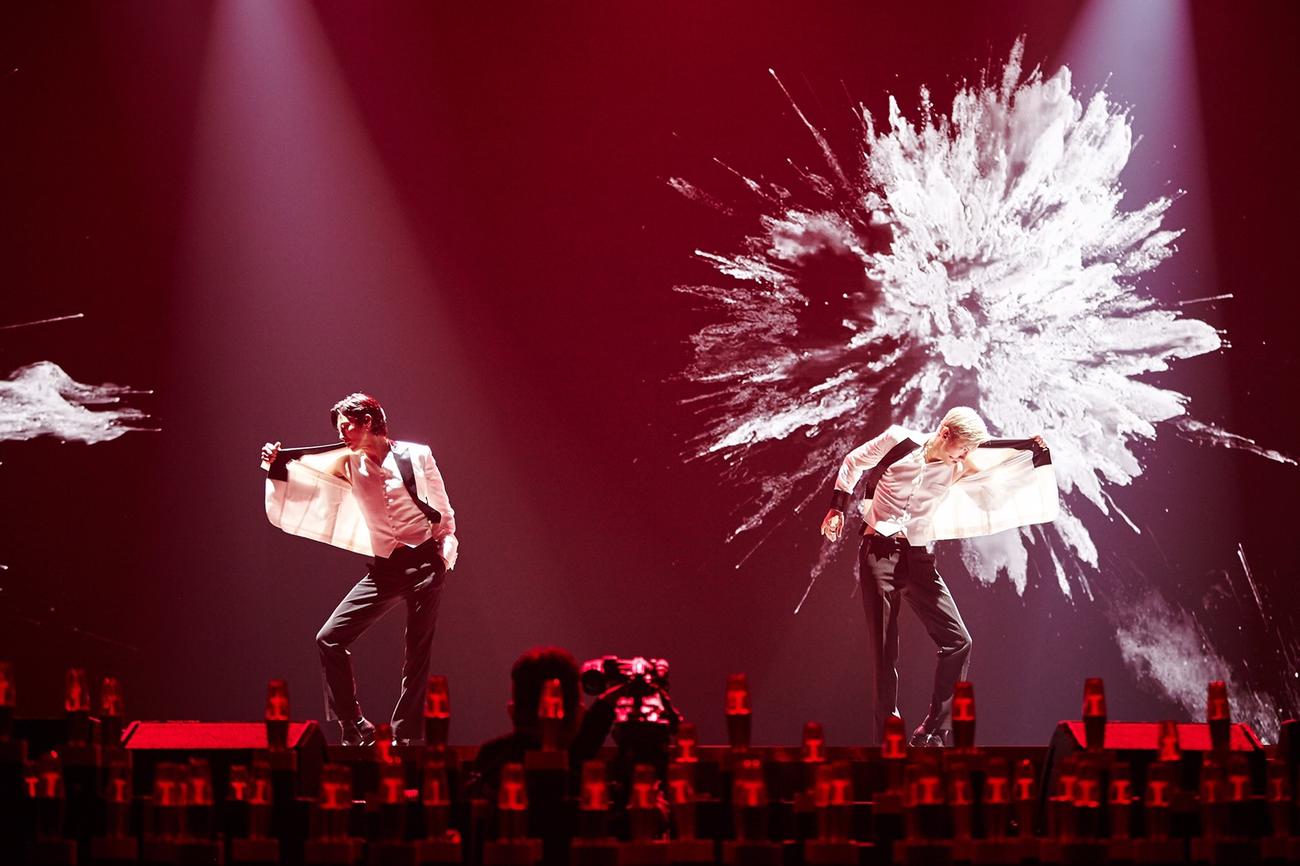 オンラインライブを世界に生配信した東方神起のユンホ（左）とチャンミン
