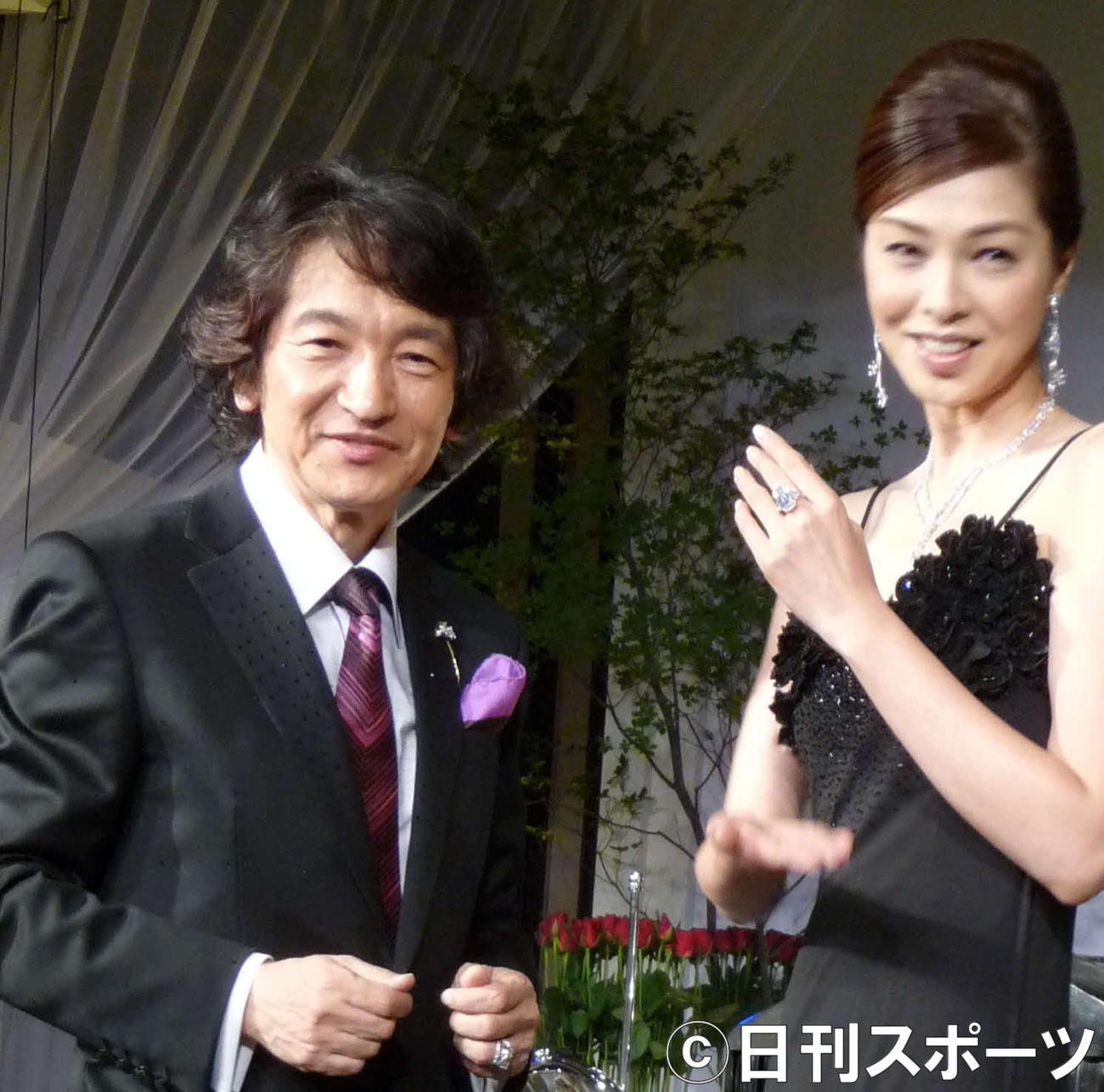 ジュエリーアーティストとしてイベントを行った梶光夫氏。右は川原亜矢子（右）（2008年9月）