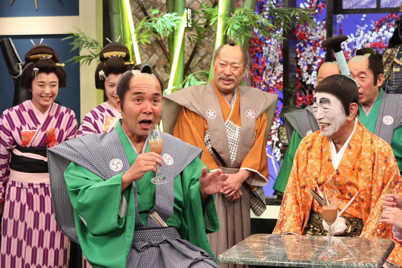 バカ殿で志村けんさん（右）と共演する肥後克広