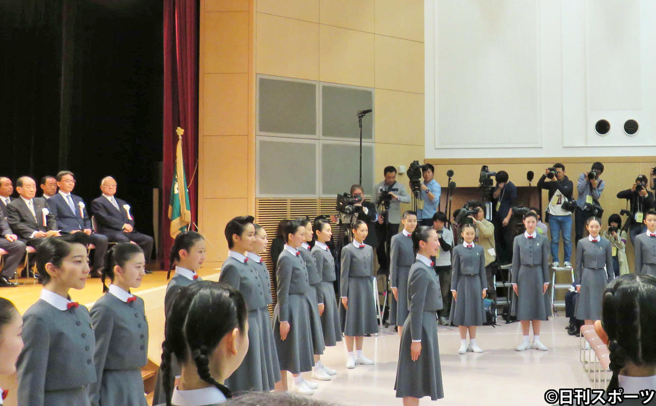 19年4月、宝塚音楽学校の入学式。中央は新入生総代としてあいさつする首席入学の関谷美咲さん