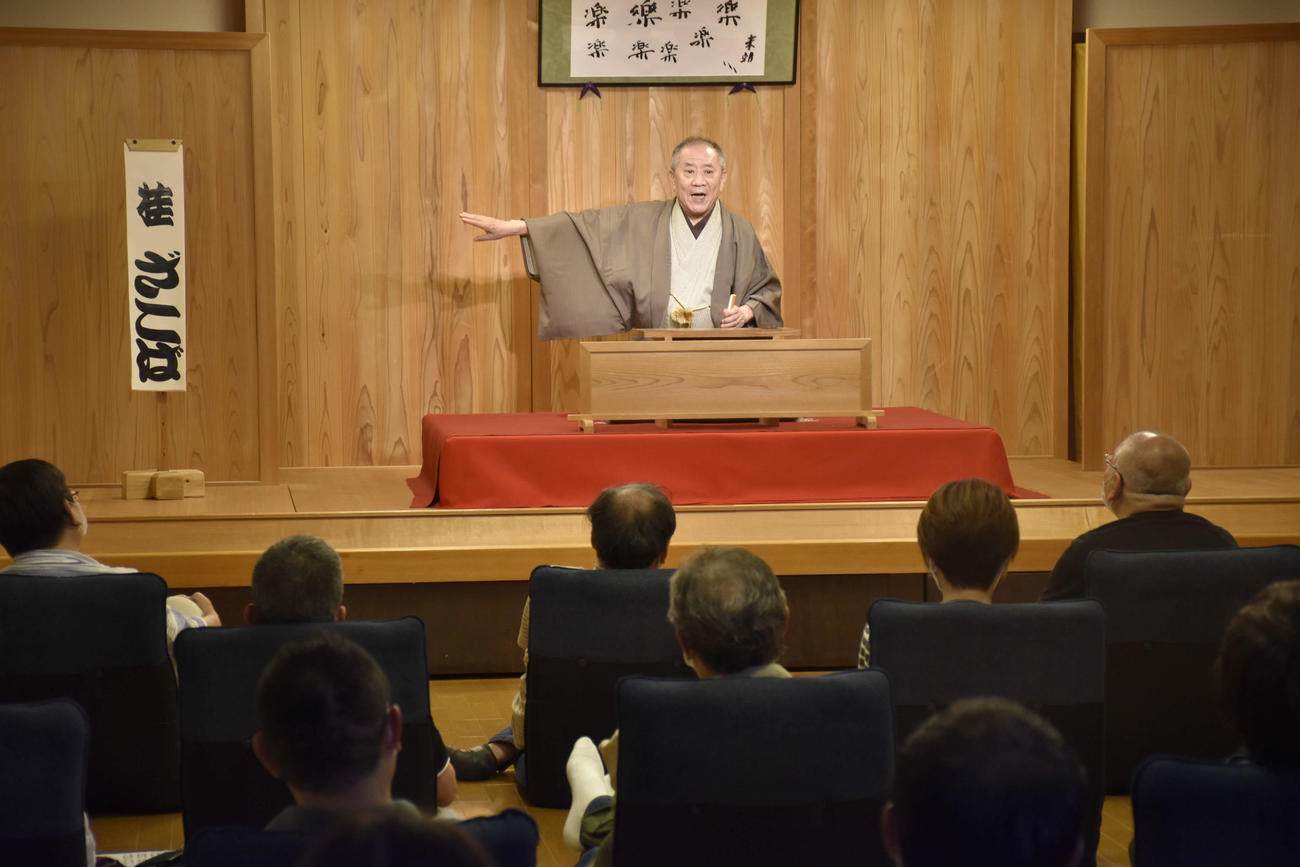 再開した動楽亭であいさつを行う席亭の桂ざこば（代表撮影）
