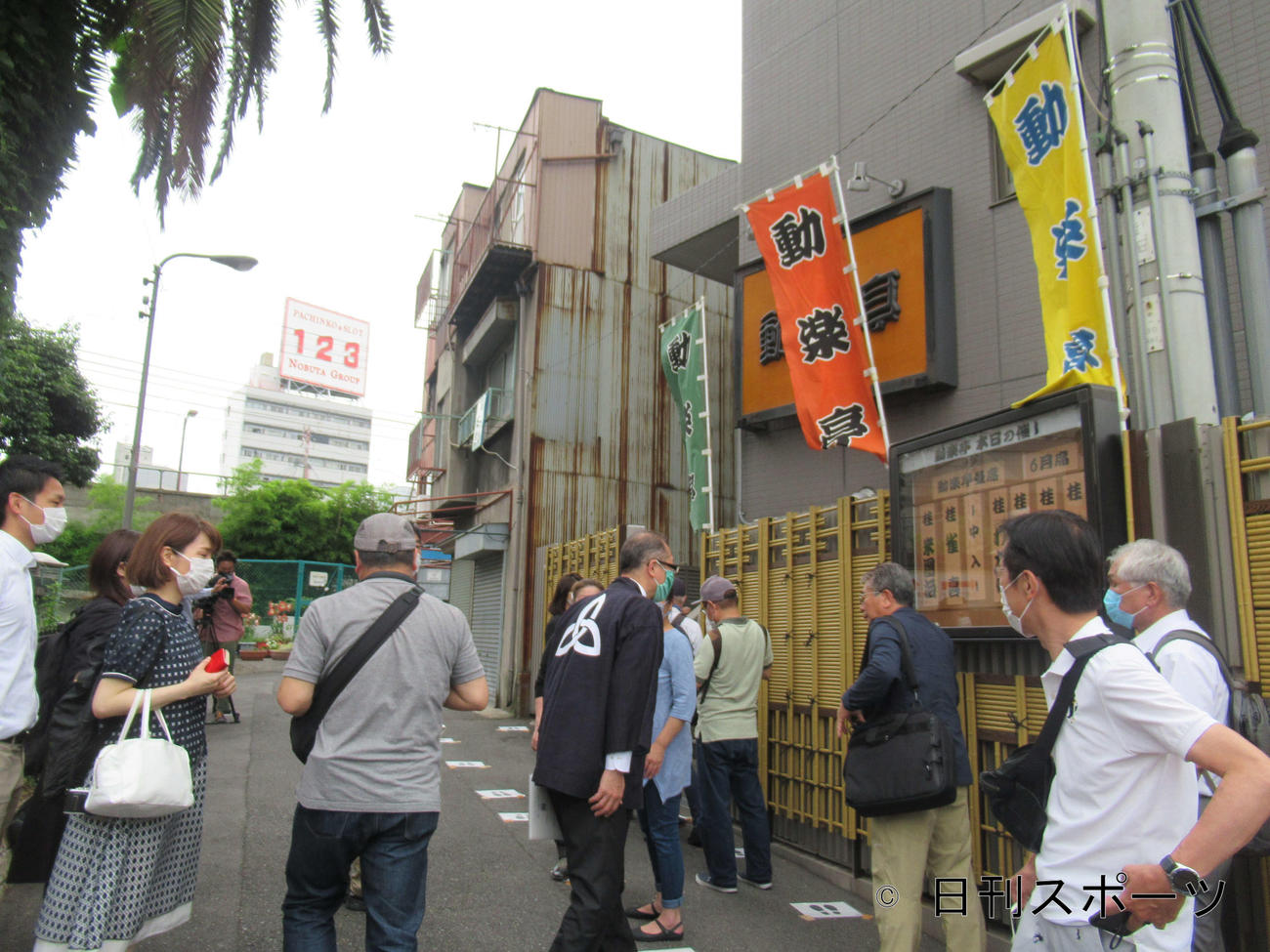 開演前の動楽亭に並ぶ観客（撮影・星名希実）