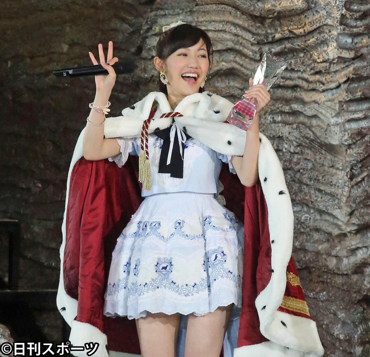 第6回AKB48選抜総選挙開票イベント　トロフィーを手に喜ぶ渡辺麻友（2014年6月7日撮影）