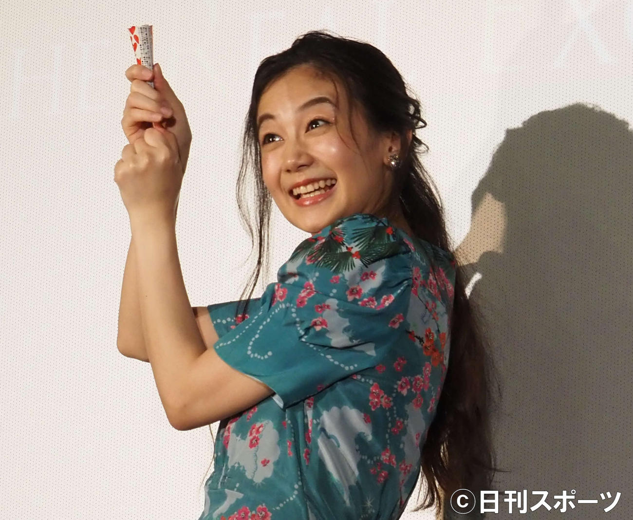 映画のヒットをクラッカーで祝う千眼美子（撮影・遠藤尚子）
