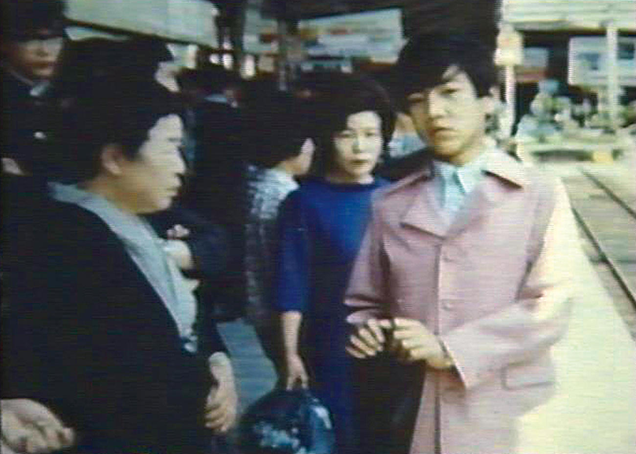 5月6日に配信のシングル「光の道」のジャケット写真にも使用された父撮影による上京時の野口五郎