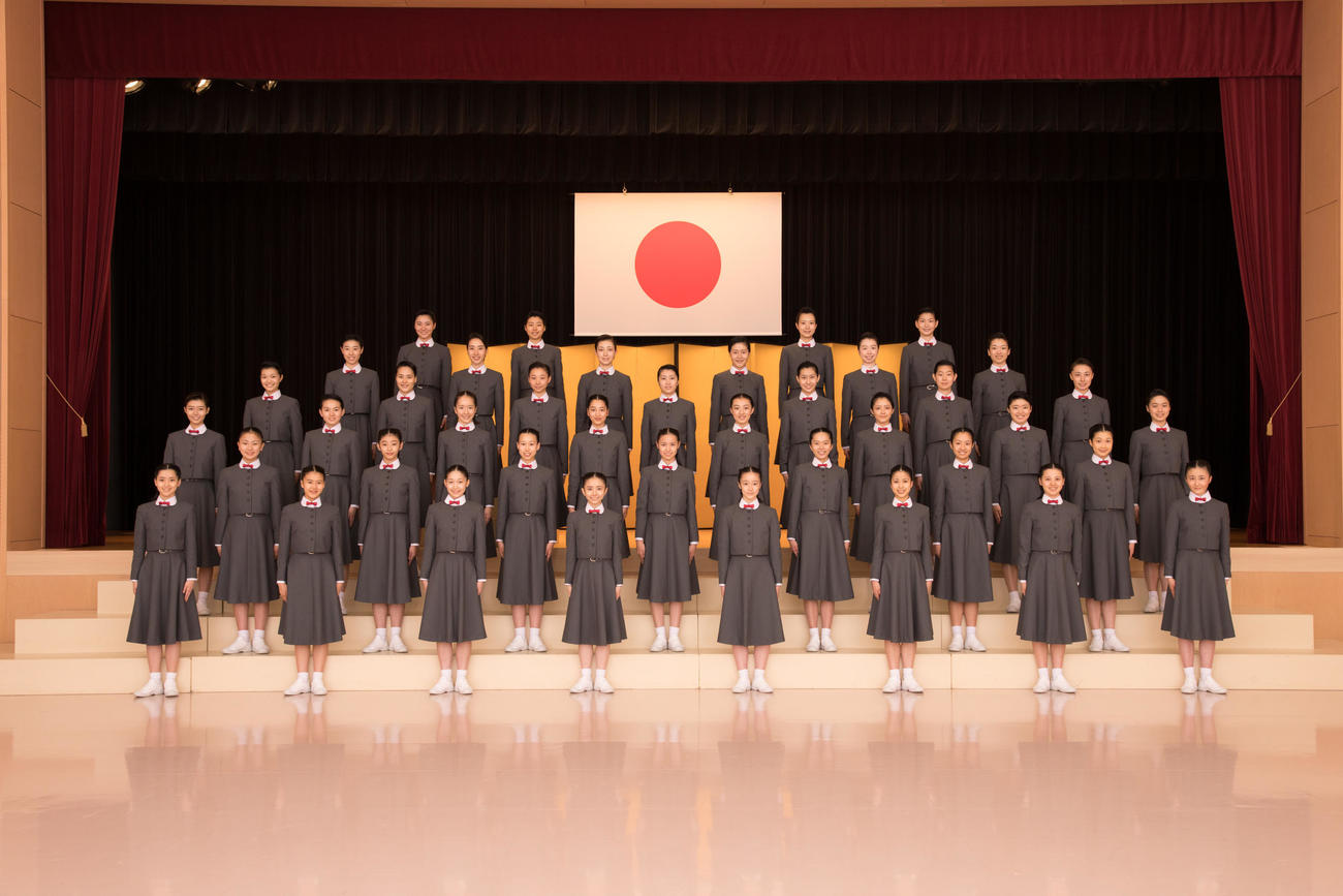 宝塚音楽学校108期入学式で、新型コロナウイルス対策で、間隔をあけて記念撮影に臨んだ新入生40人（宝塚音楽学校提供）