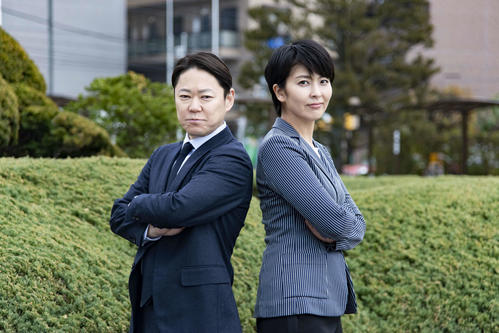 テレビ朝日系ドラマスペシャル「スイッチ」に主演する阿部サダヲ（左）とヒロインの松たか子