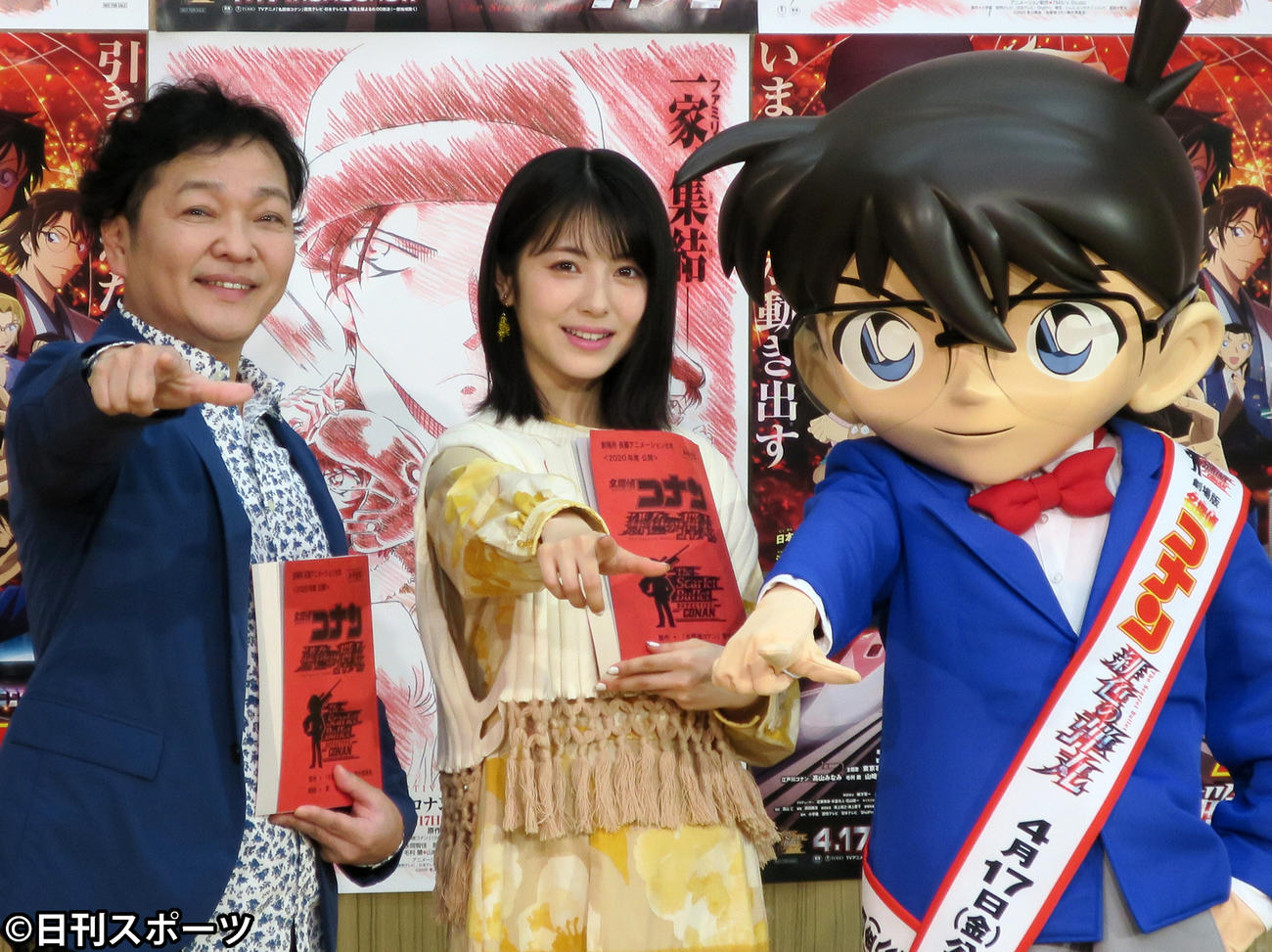 映画「名探偵コナン　緋色の弾丸」公開アフレコを行った、左から工藤新一役を演じる声優山口勝平、女優浜辺美波、江戸川コナン（2020年3月9日撮影）