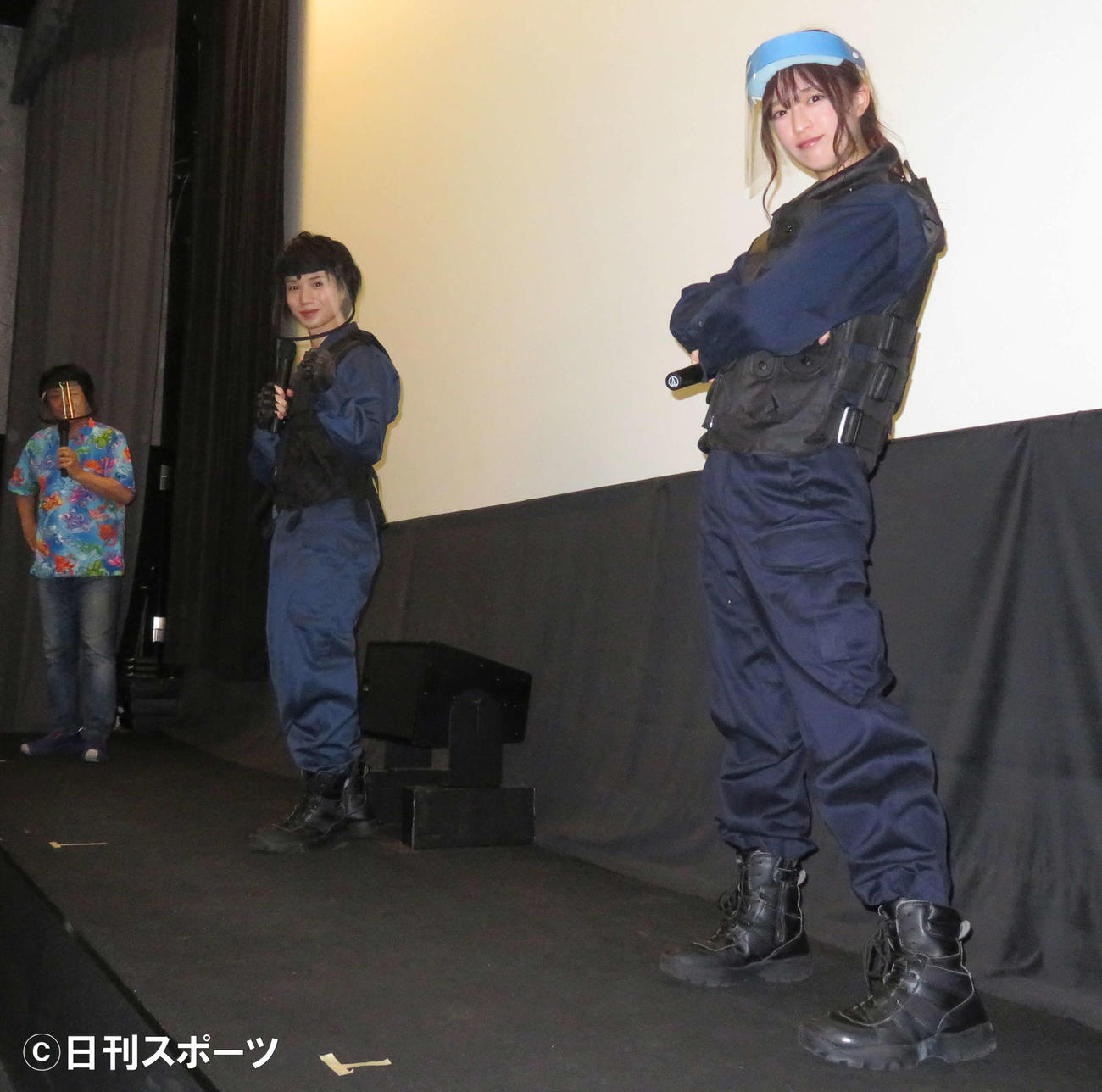 互いに距離を空けて登壇した吉田綾乃クリスティー（右）、植田圭輔（中央）、河崎実監督（撮影・横山慧）