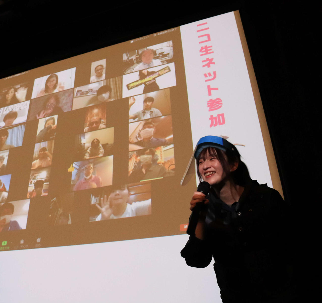 「Zoom」をつないだ「リモート」舞台あいさつで笑顔を見せる乃木坂46の吉田綾乃クリスティー（撮影・小早川宗一郎）