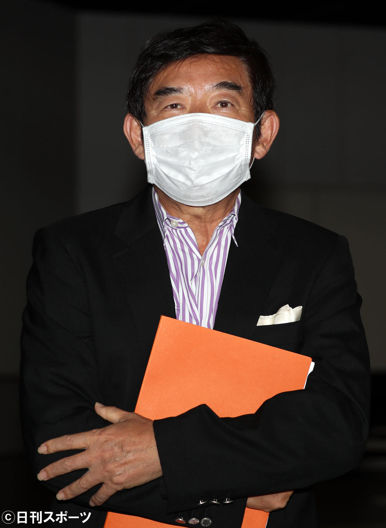 ラジオ収録で文化放送に入る前、報道陣の質問に答える石田純一（撮影・狩俣裕三）