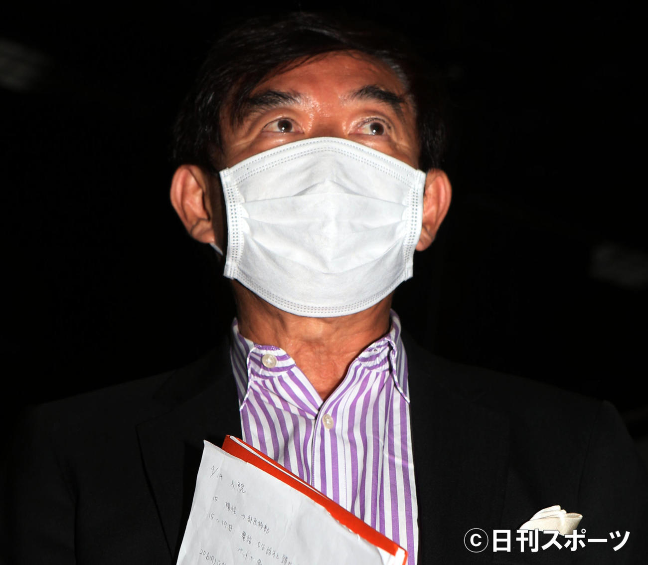 ラジオ放送後、新型コロナ発症後の経過が書かれたメモを手に報道陣の質問に答える石田純一（撮影・狩俣裕三）
