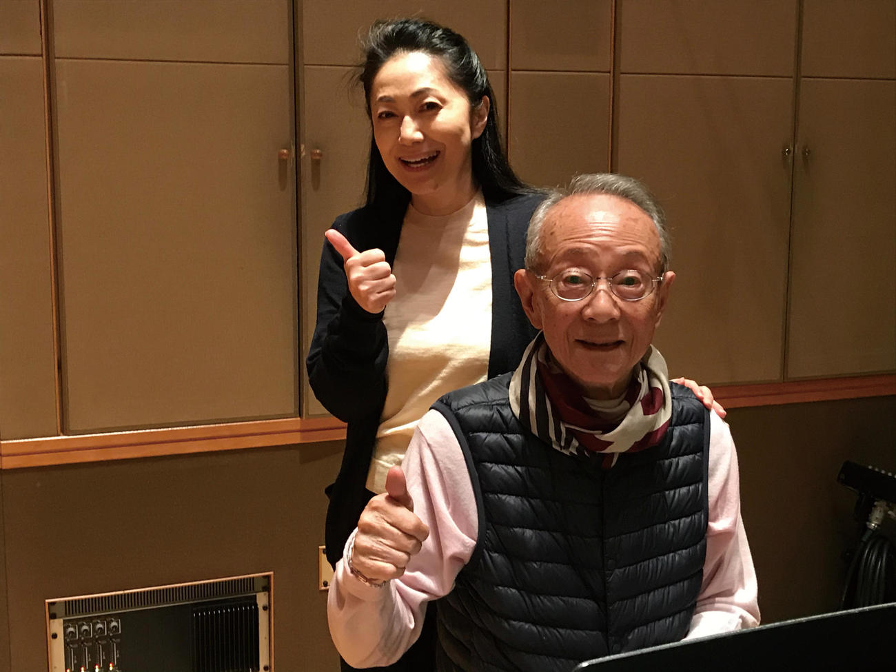 昨年12月にスタジオ収録した際の石川さゆり（左）と服部克久さん
