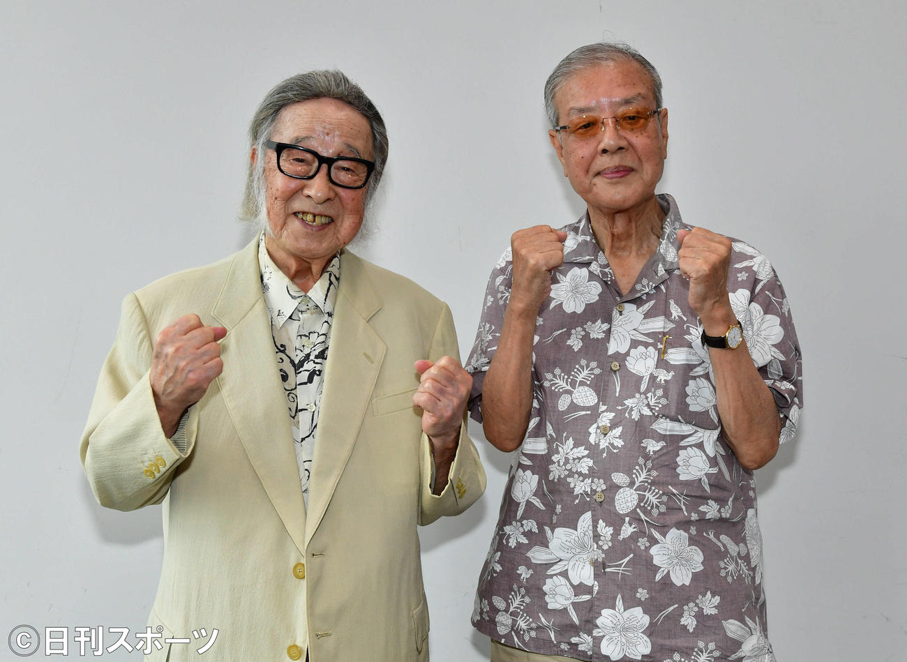 日刊スポーツ西日本本社に来社した、作曲家のキダ・タロー（左）と作詞家のもず唱平（撮影・岩下翔太）