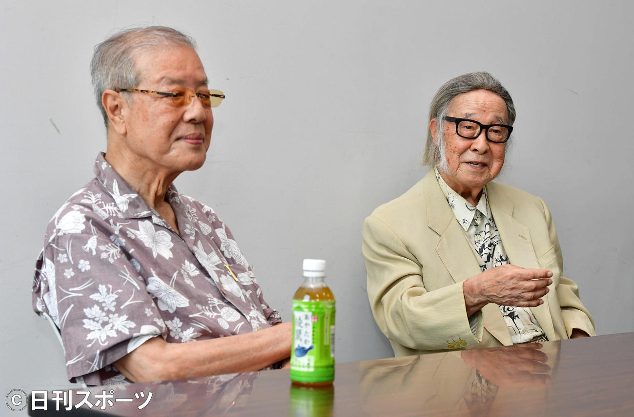 日刊スポーツ西日本本社に来社し、インタビューに答える作詞家のもず唱平（左）と作曲家のキダ・タロー（撮影・岩下翔太）